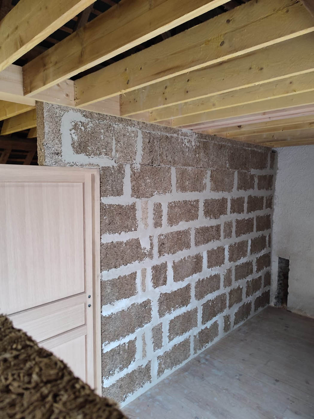 brique de chanvre et solivage renovation compagnons cote demeraude